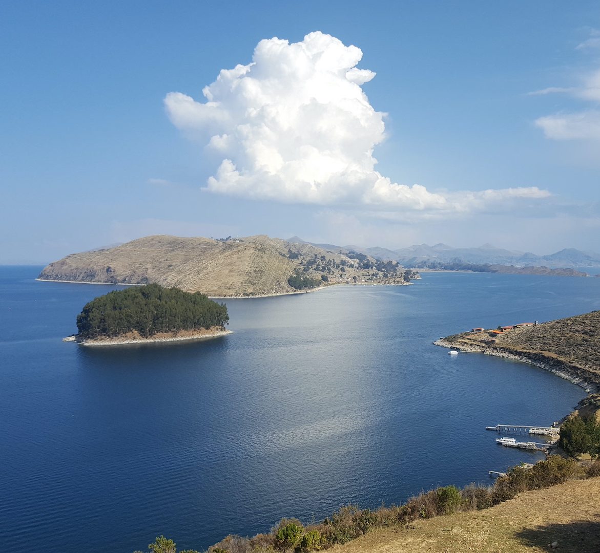 Titicacasee mit zwei kleinen Inseln von der Isla del Sol