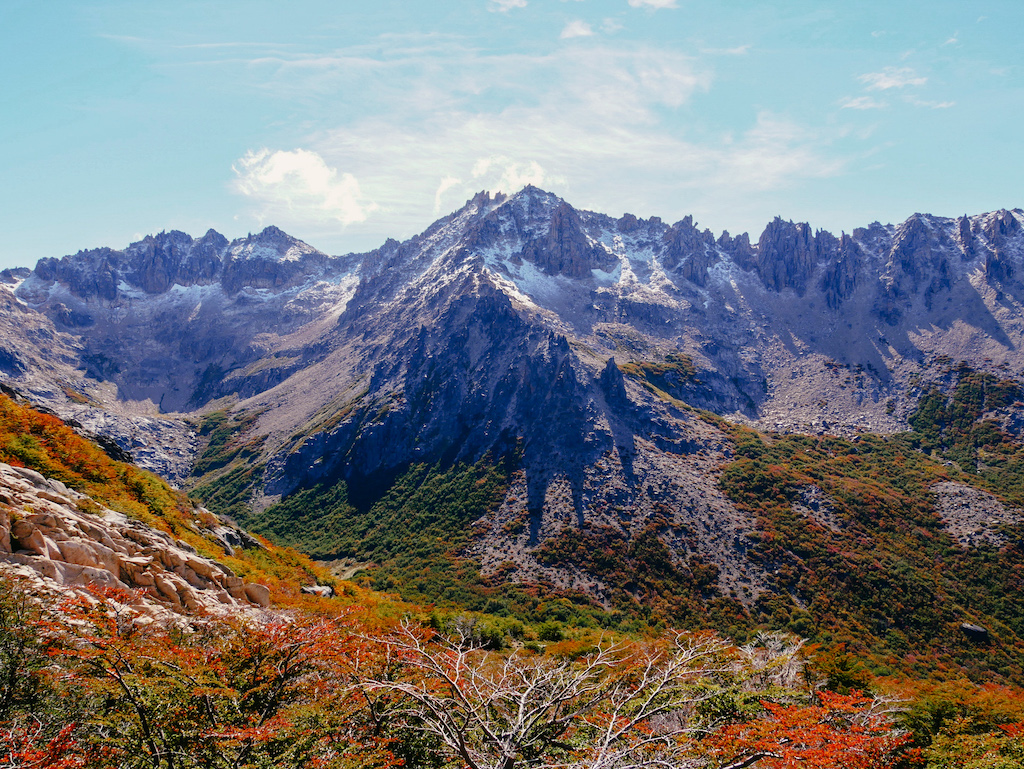 Bergpanorama mit herbstlich gefärbten Bäumen