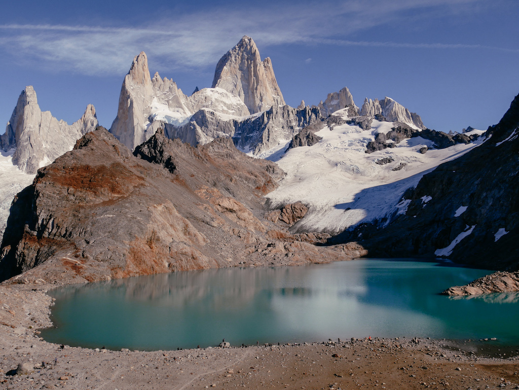 Berge des Fitz Roy mit türkisem See davor in El Chaltén, Argentinien