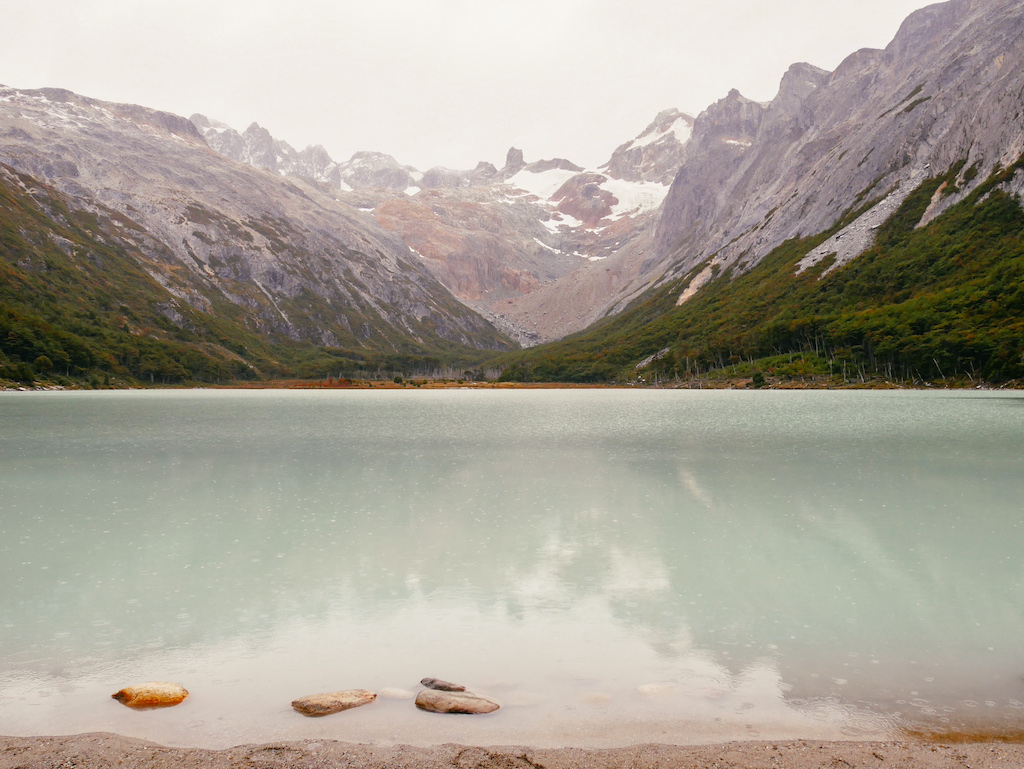 Helltürkise Lagune in Ushuaia, Argentinien