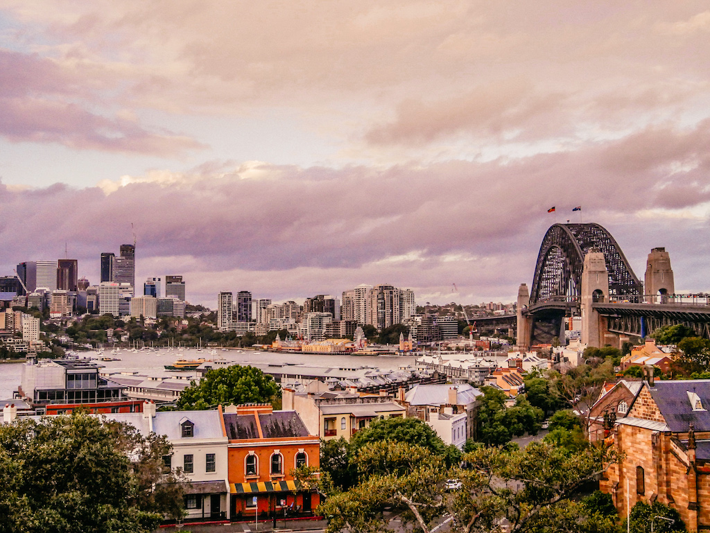 Aussicht auf die Harbour Bridge bei Sonnenuntergang, Sydney, Australiwn
