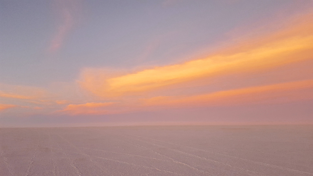 Salzwüste Salar de Uyuni bei Sonnenuntergang