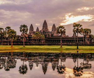 Die Tempelanlage Angkor Wat bei Sonnenaufgang spiegelt sich im See