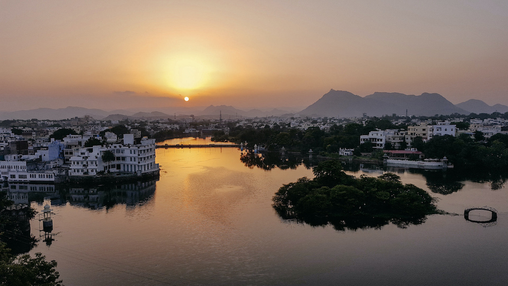 Sonnenuntergang an einem See mit kleinen Inseln
