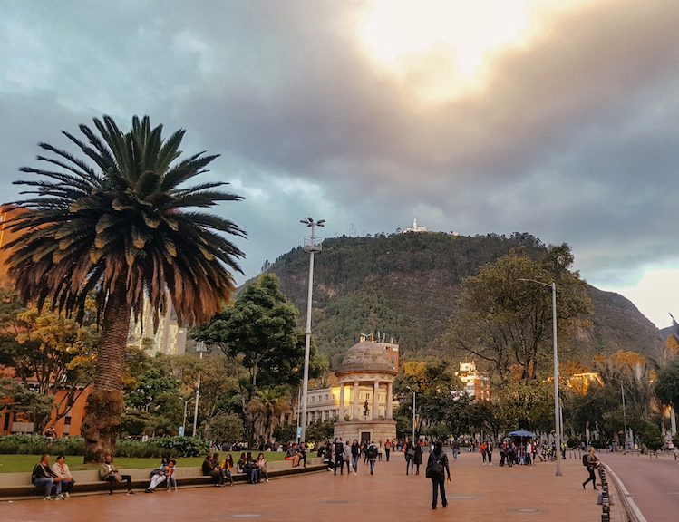Blick bei Sonnenuntergang auf den Cerro de Monserrate in Bogotá
