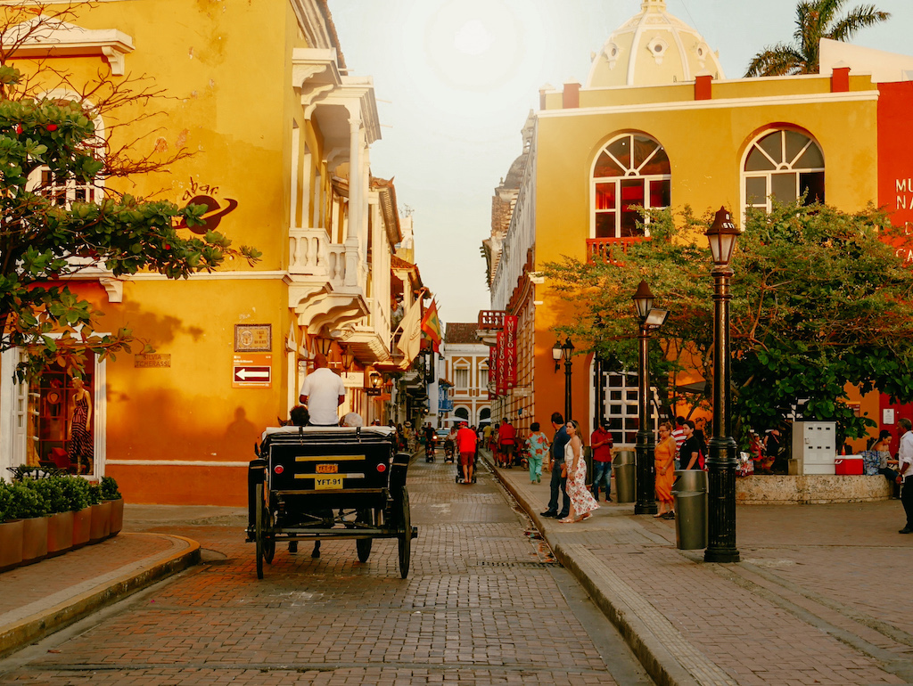 Pferdekutsche in der Gasse zwischen gelben Häusern von Cartagena