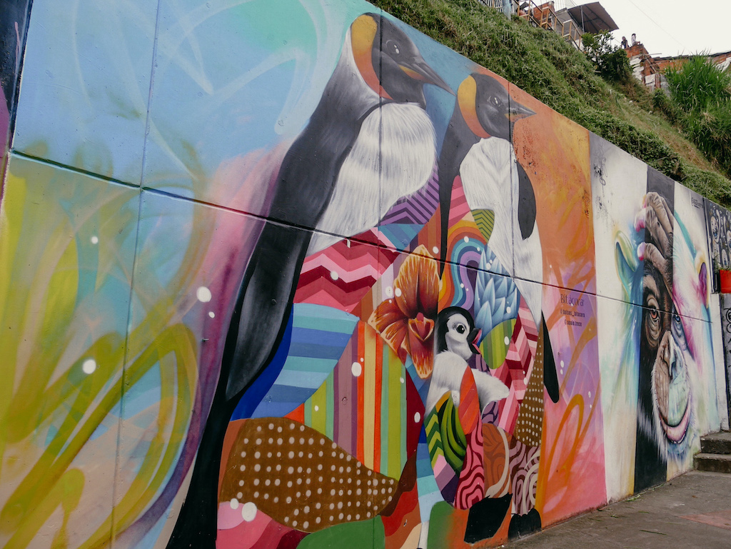 buntes Graffiti mit zwei Vügeln im Vordergrund