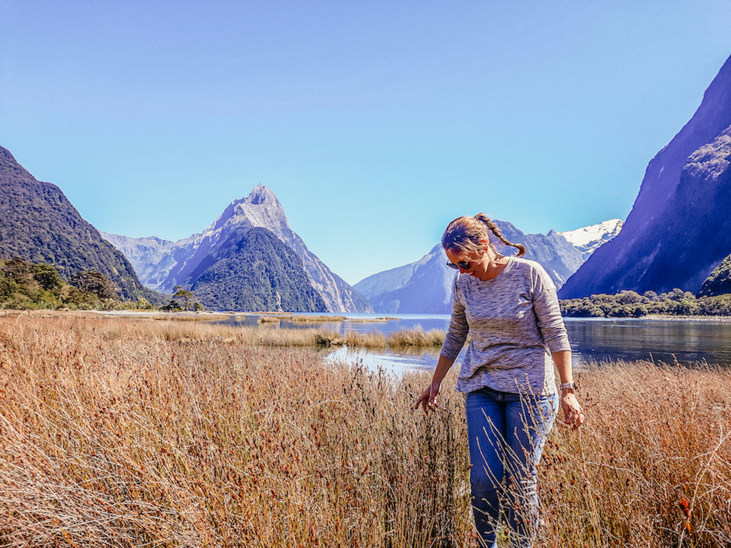 Maren in einem Feld vor den Fjorden in Milford Sound