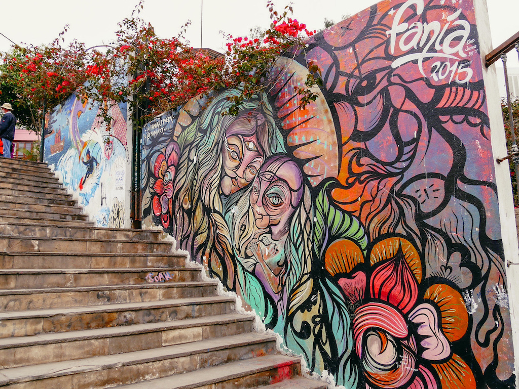 buntes Blumengraffiti an einer Treppenmauer