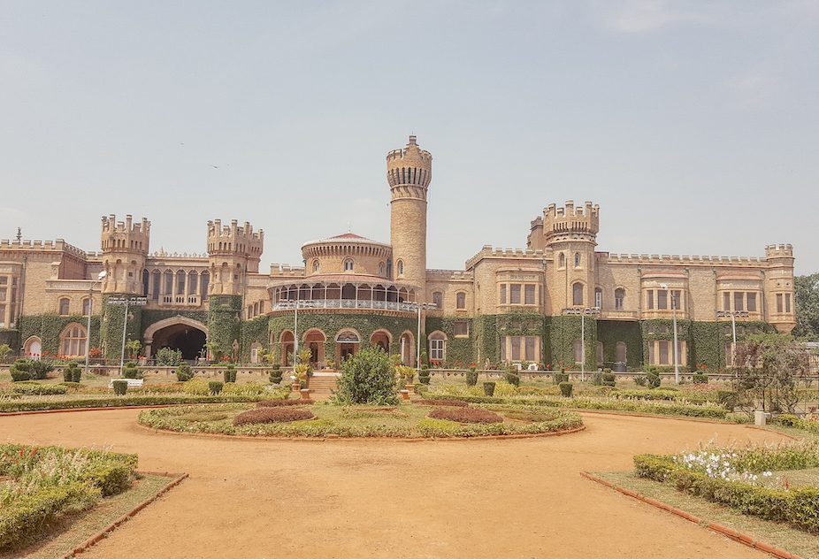 Schlossanlage mit Garten davon