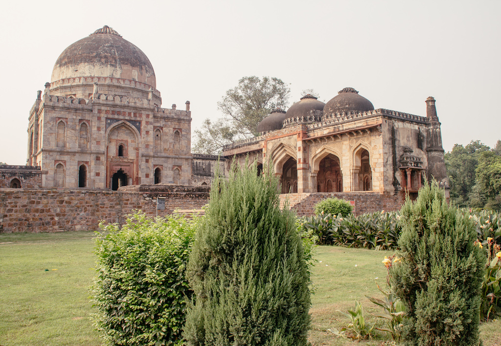 Tempelanlage im Park in Neu Delhi
