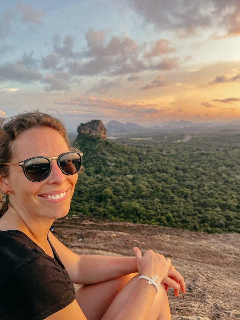 Maren auf einem Berg mit Aussicht auf den Lions Rock