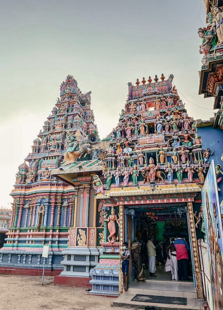 Bunter hinduistischer Tempel mit vielen Figuren und Malerei