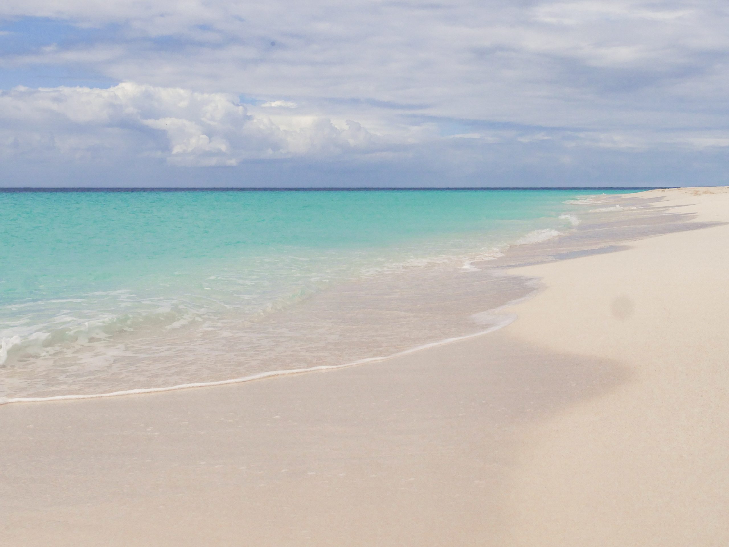 Türkises Meer mit weißem Strand